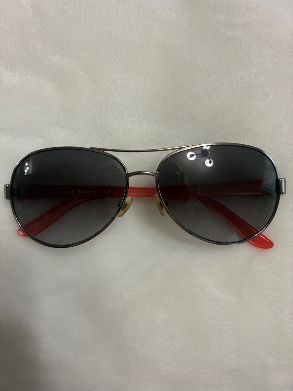 Kate Spade - Aviator Sunglasses with Black Lenses and Red Temples